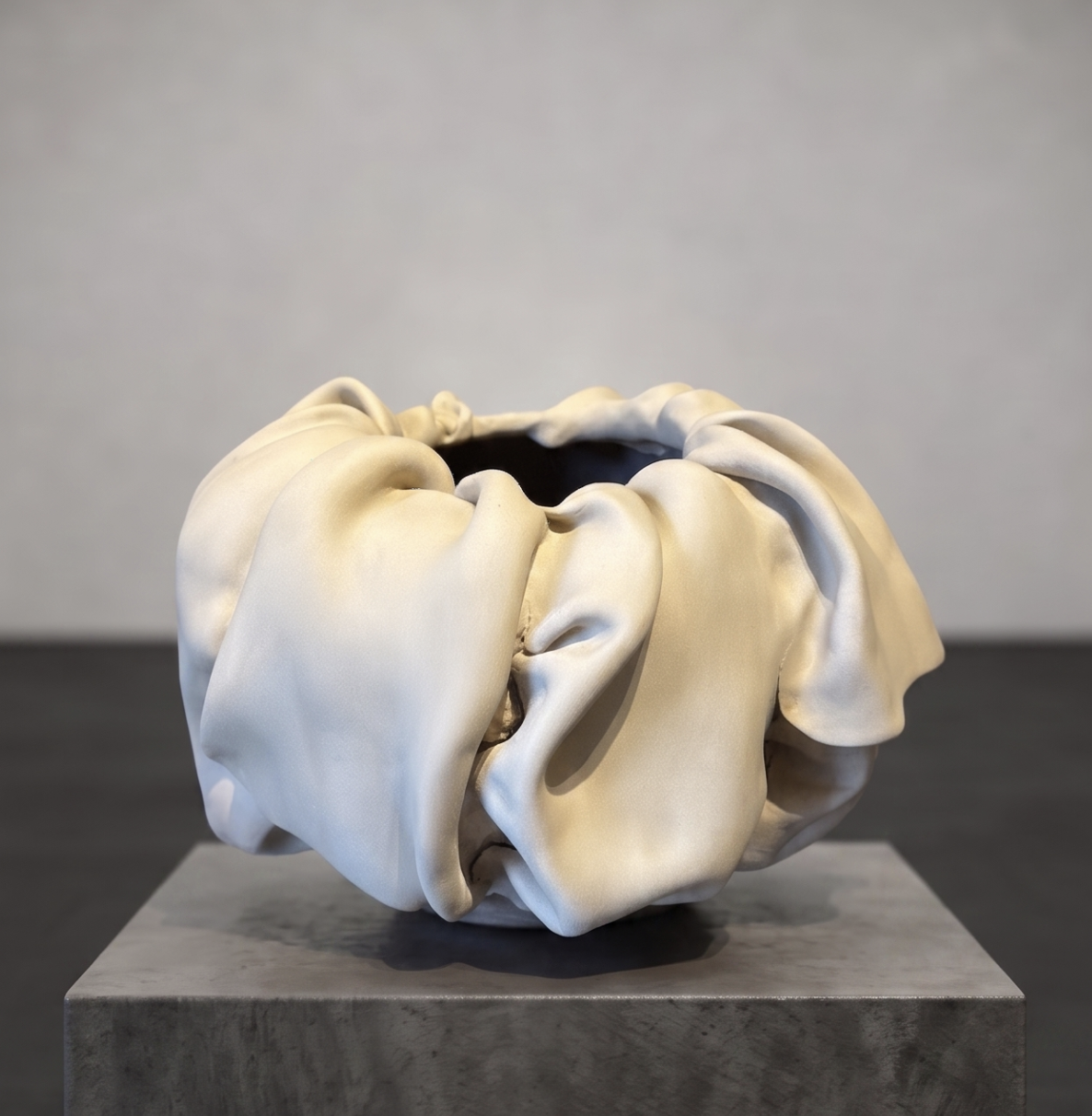 Kıvrım I — folded ceramic form catching light